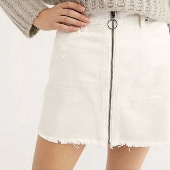 We The Free People Sz 25 Zip It Up Mini Denim Skirt White Distressed Frayed Hem - Picture 1 of 16